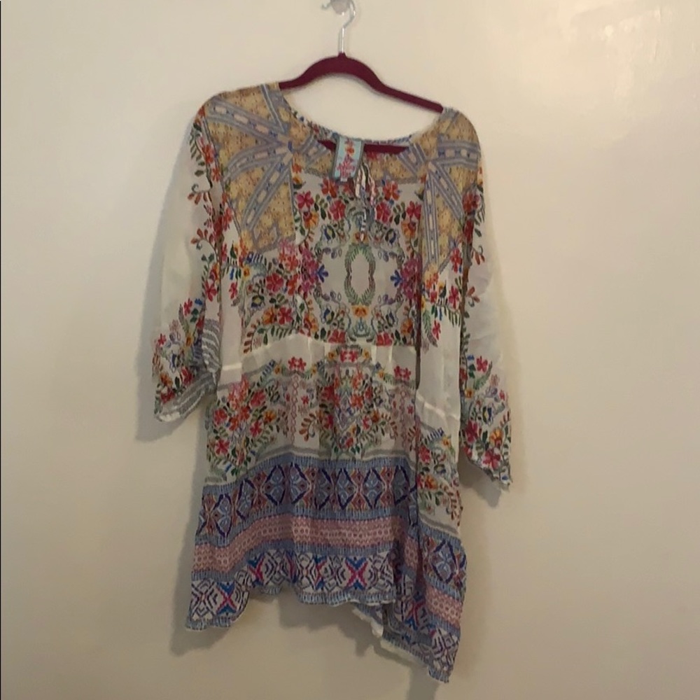 Johnny was multi colored tunic. Great condition!